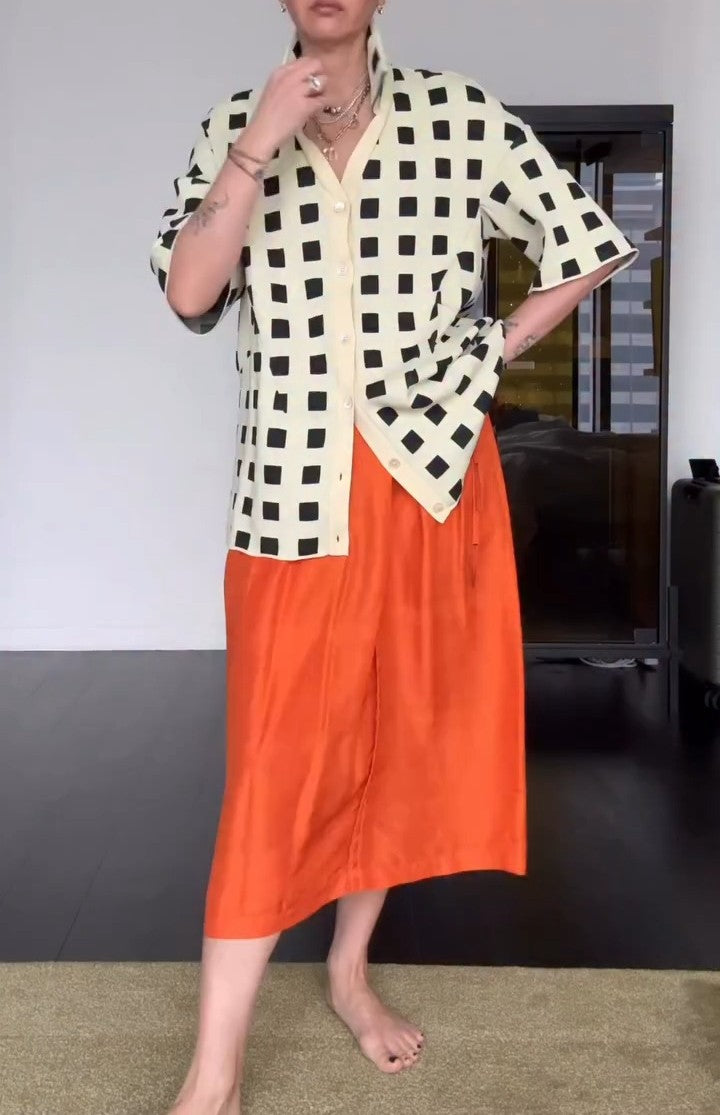 Loose-fitting plaid shirt