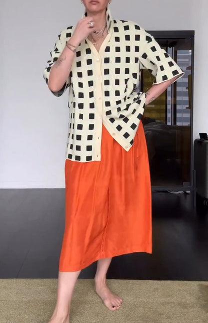Loose-fitting plaid shirt