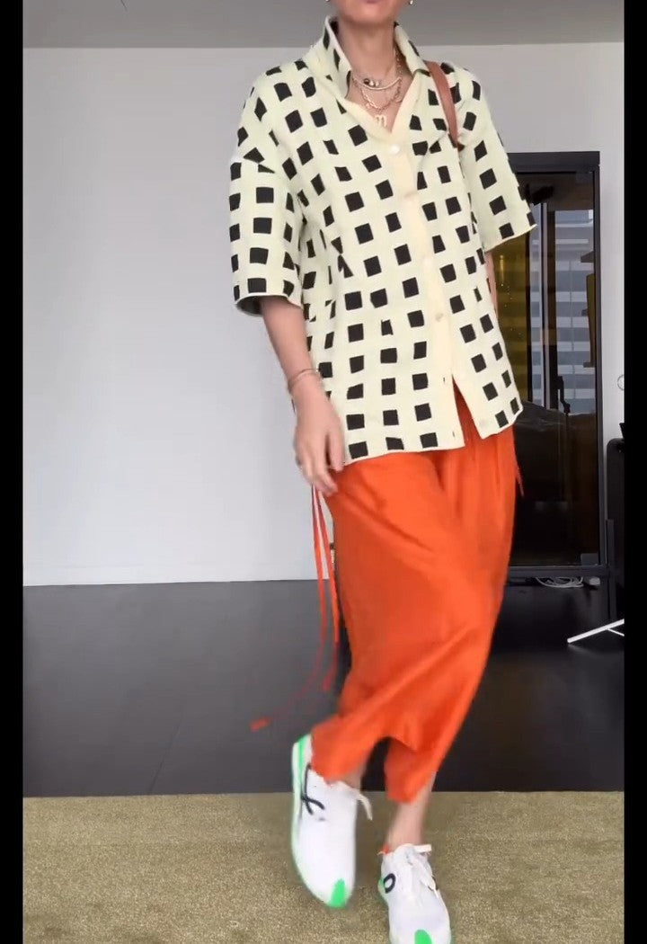 Loose-fitting plaid shirt