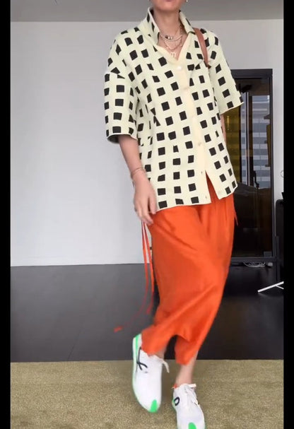 Loose-fitting plaid shirt