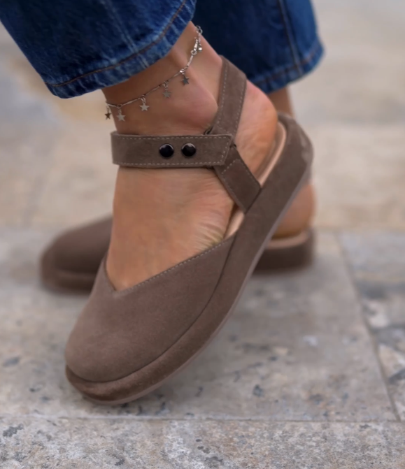 Toe-covering sandals