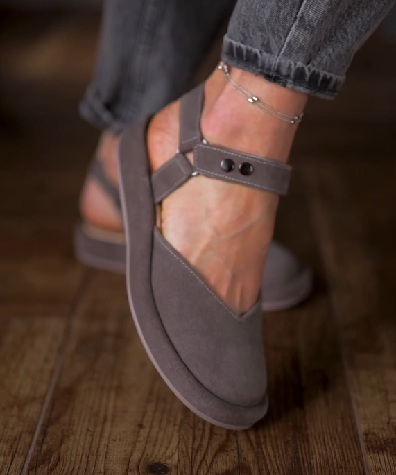 Toe-covering sandals