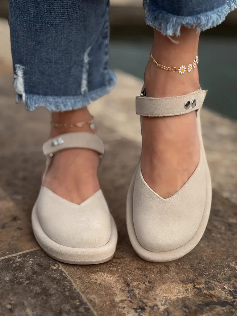 Toe-covering sandals