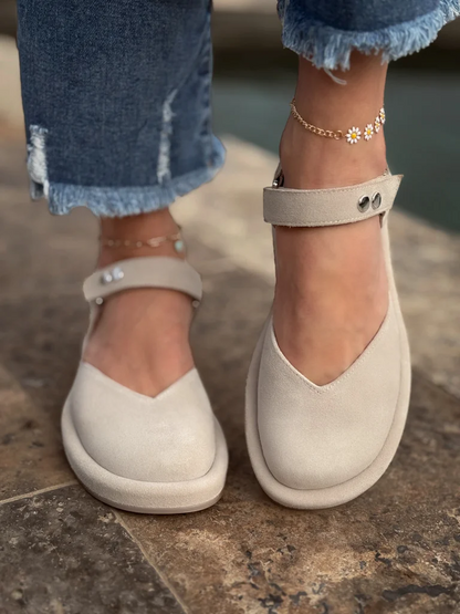 Toe-covering sandals