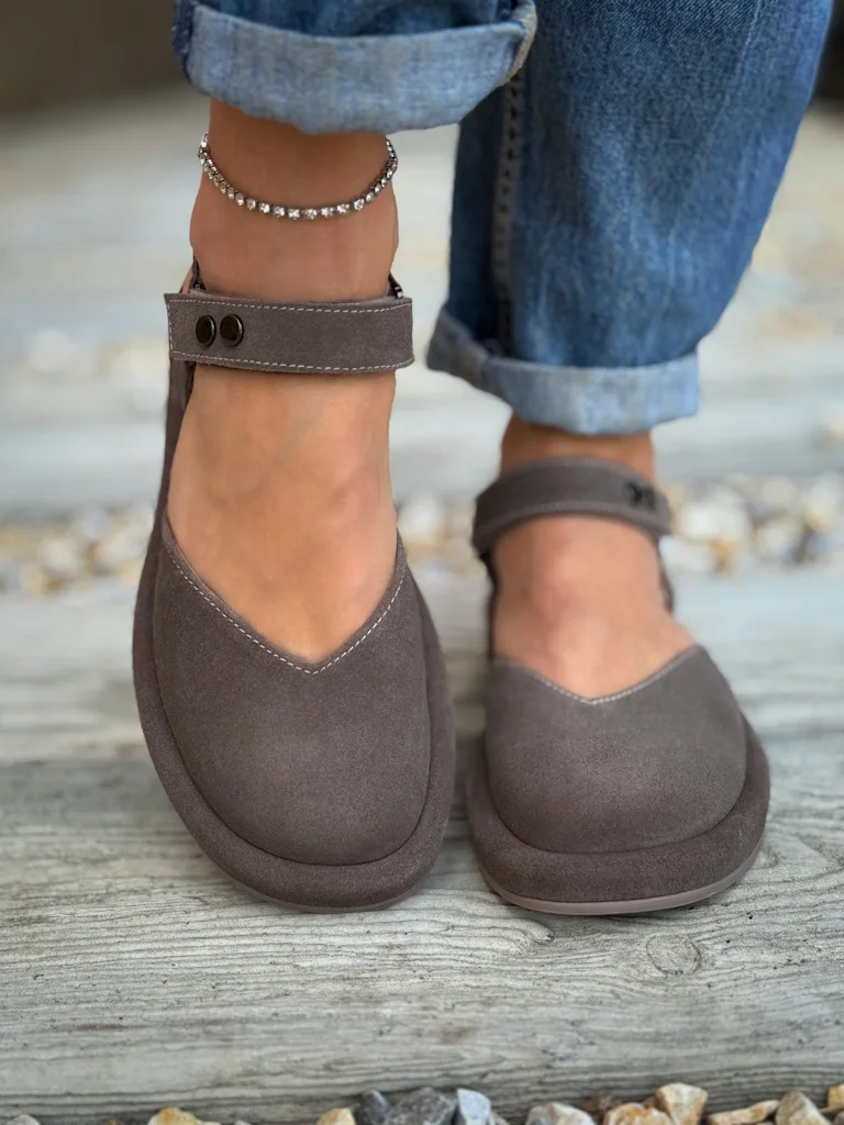 Toe-covering sandals