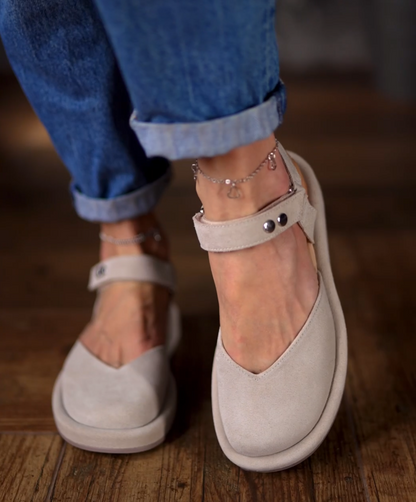 Toe-covering sandals