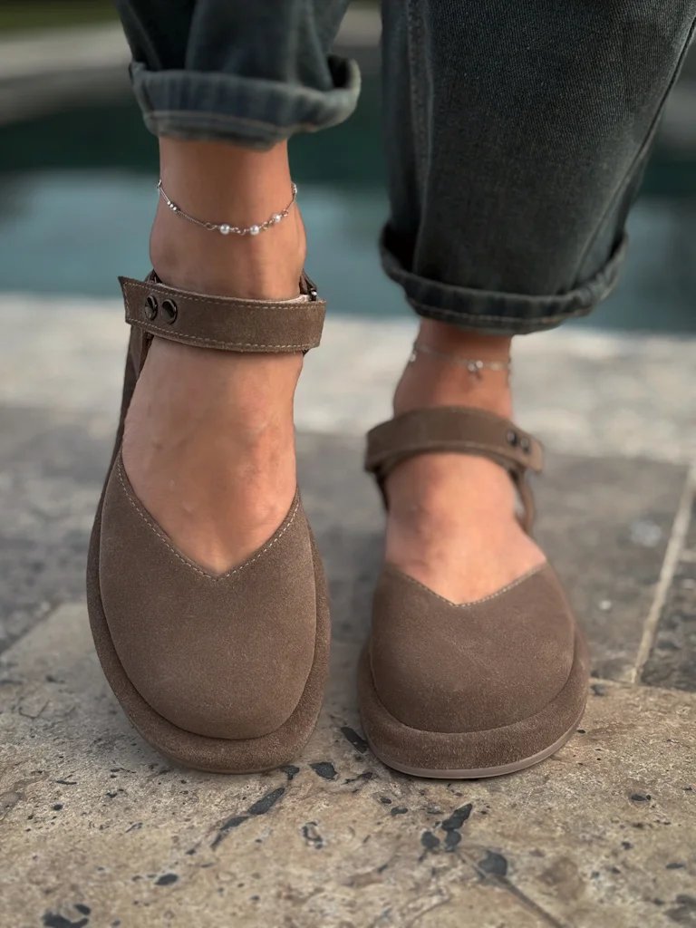 Toe-covering sandals