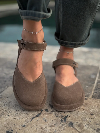 Toe-covering sandals